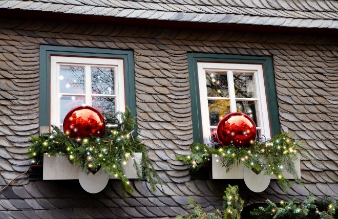 Новогоднее оформление фасада дома: 11 потрясающих идей для создания красоты
